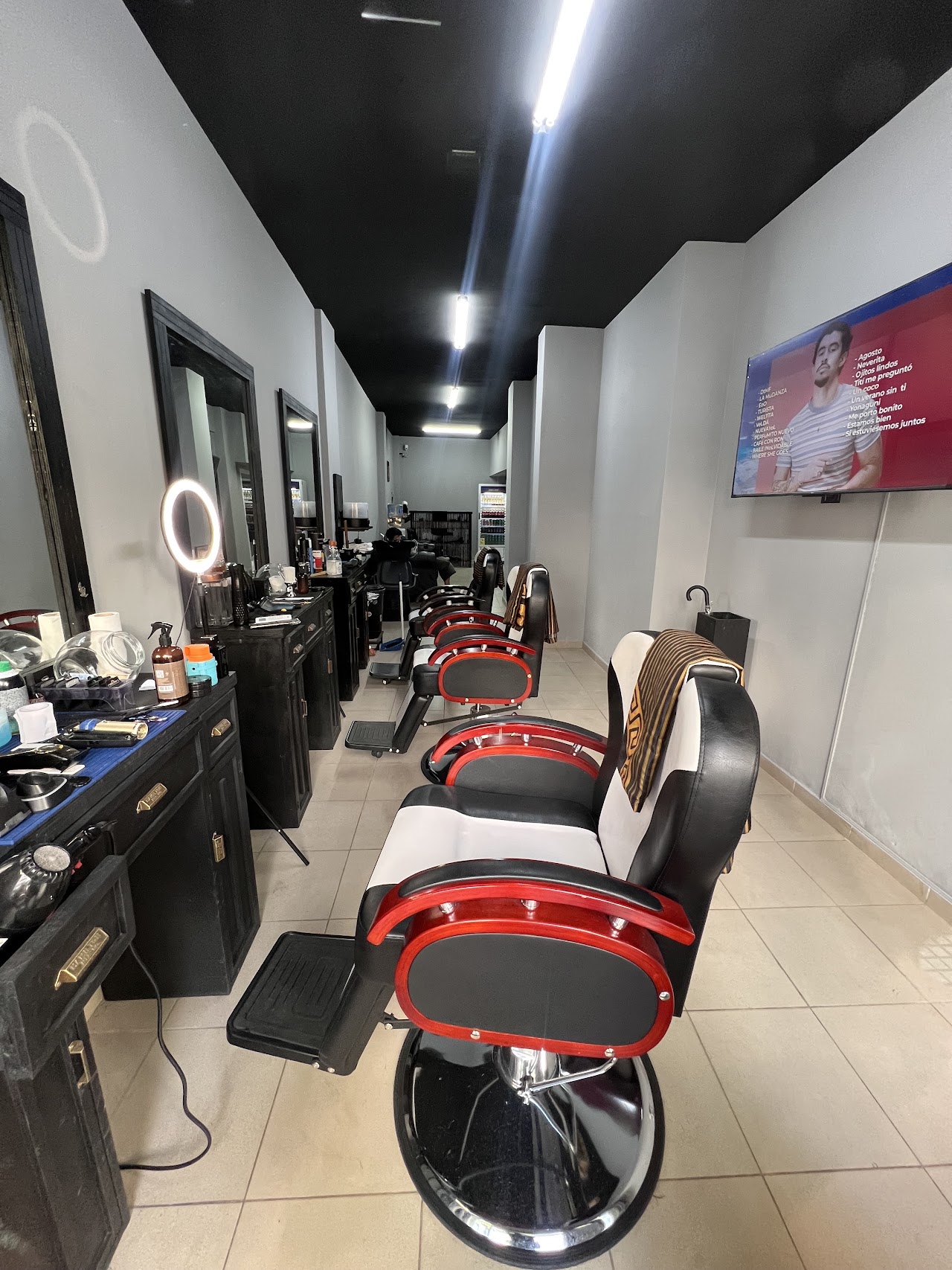 Barbero profesional trabajando en Imperio Club