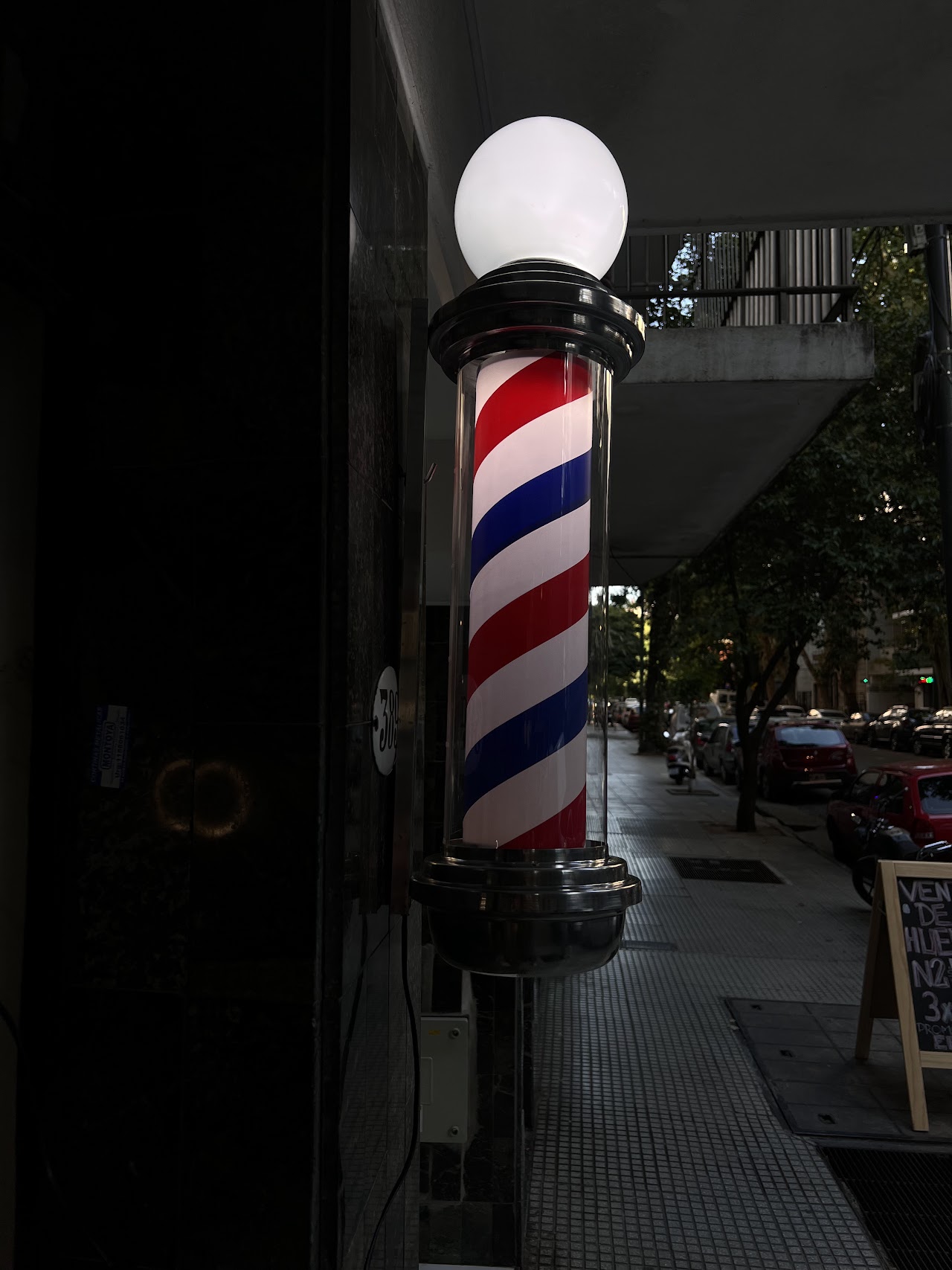Línea de productos premium de barbería en estantería